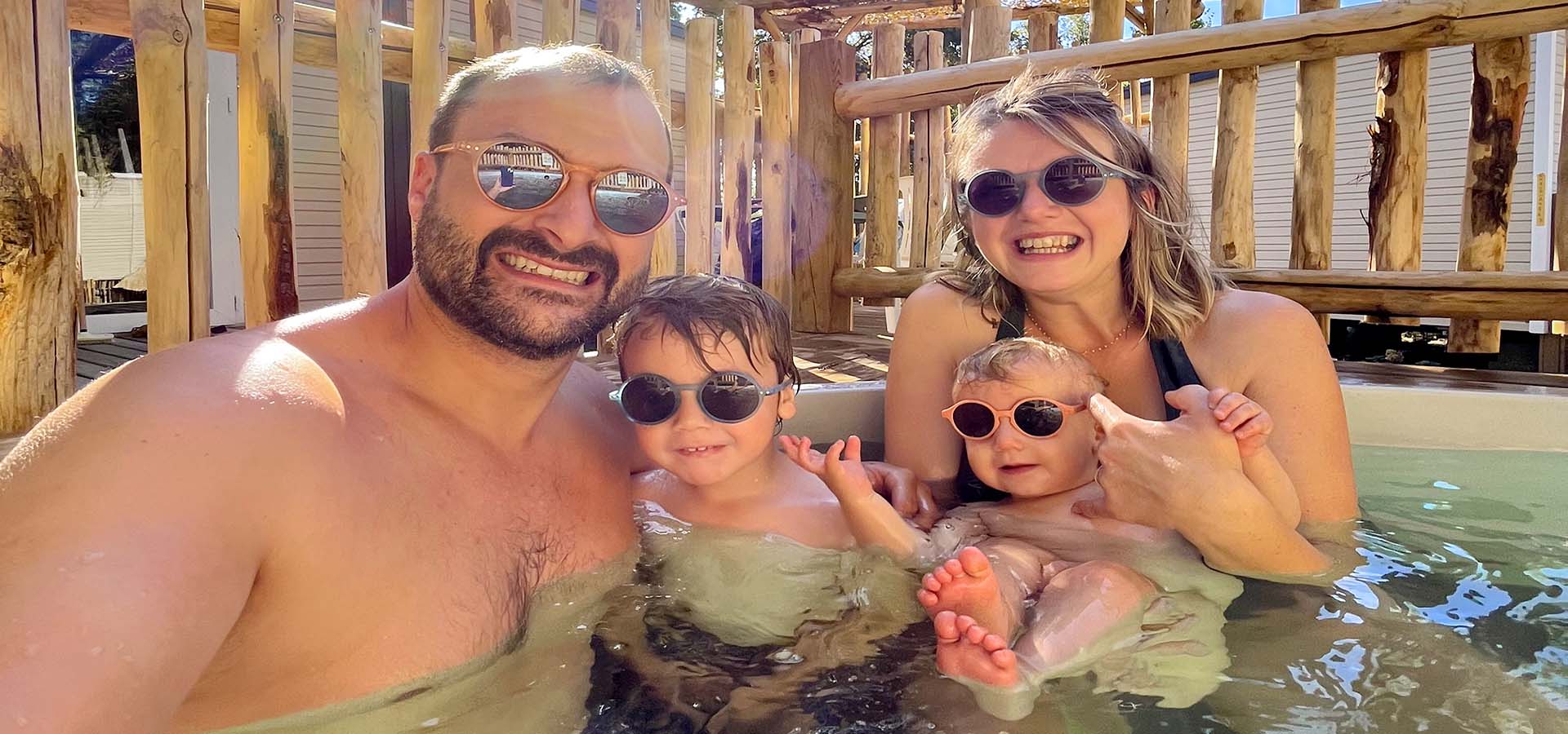 Camping porto vecchio bungalow bain detente famille lunettes soleil